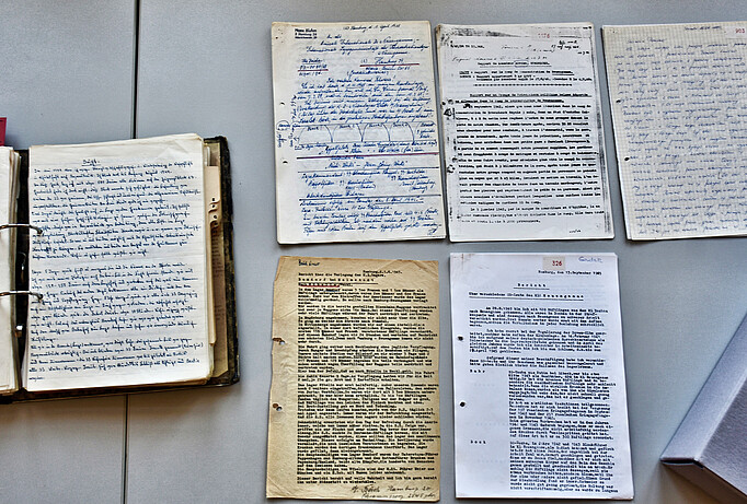 Handgeschriebene Häftlingsberichte liegen auf einem Tisch im Archiv der KZ-Gedenkstätte Neuengamme