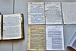 Handgeschriebene Häftlingsberichte liegen auf einem Tisch im Archiv der KZ-Gedenkstätte Neuengamme