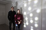 Mika Loog und Jonas Lazzarini vor ihrer Lichtinstallation in der Gedenkstätte am Bullenhuser Damm. Foto: Anne Meyer, 2016