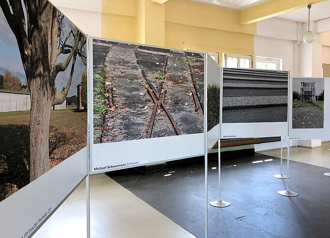 Foto von einem Ausstellungssystem mit 5 Fotos vom Gelände der Gedenkstätte