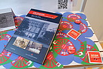 Flyer und Buch zum Thema Deportationen und Erinnerung an die Verfolgung von Sinti und Roma.