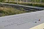 Foto der Tafel am Gedenkort denk.mal Hannoverscher Bahnhof mit Steinen