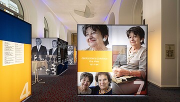 Ein Kubus mit großformatigem Frauenportrait