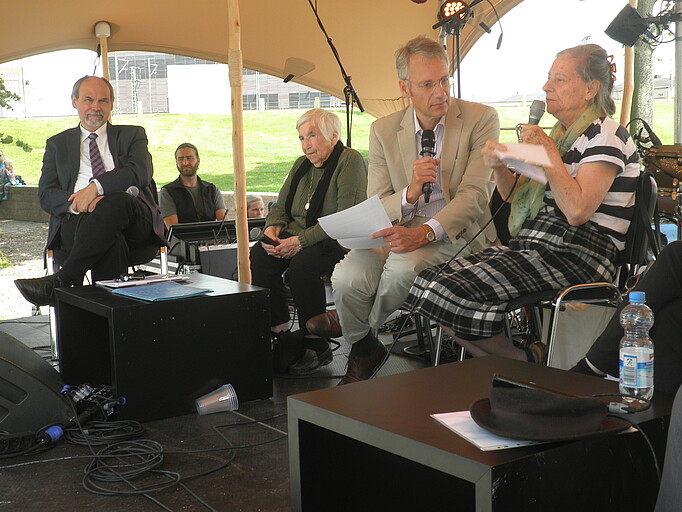 Discussion au pavillon d’information avec les témoins Esther Bejerano et Frieda Larsen. Photo: KZ-Gedenkstätte Neuengamme (GP), 2016.