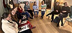 Teilnehmer*innen sitzen im Stuhlkreis im Geschichtsort Stadthaus.