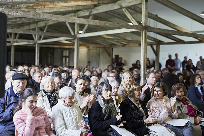 Fotos der Besucherinnen und Besucher der Gedenkfeier in der KZ-Gedenkstätte Neuengamme