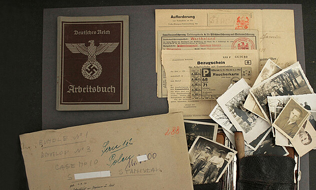 Bild von Effekten (die einem Häftling abgenommenen persönlichen Unterlagen) in der Hauptausstellung. Foto: KZ-Gedenkstätte Neuengamme, 2010.