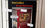 Detail der aktuellen Schaufenstergestaltung mit dem Cover der Publikation