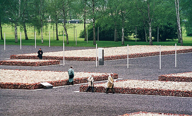 Allgemeine Informationen Bild von Steinen, die die Barackenstandorte im ehemaligen Häftlingslager kennzeichnen, Foto: Michael Kottmeier, 2005. (ANg 2014-479)