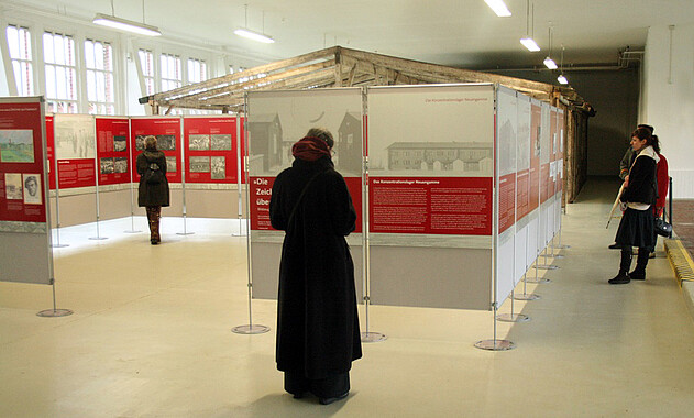 Sonderausstellungen Foto der Sonderausstellung in den ehemaligen Walther-Werken. Foto: KZ-Gedenkstätte Neuengamme, 2007.
