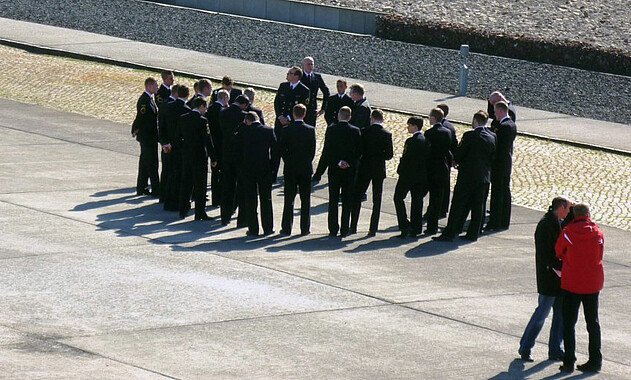 Kooperationen Foto einer Führung für Bundeswehrangehörige. Foto: KZ-Gedenkstätte Neuengamme, 2012.