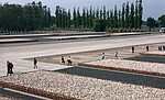 Foto mit Blick in das ehemalige Häftlingslager. Foto: KZ-Gedenkstätte Neuengamme, 2013.