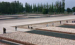 Foto mit Blick in das ehemalige Häftlingslager. Foto: KZ-Gedenkstätte Neuengamme, 2013.