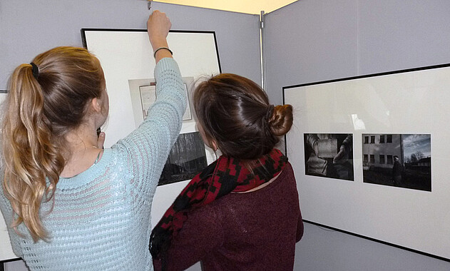 Praktika Foto von Schülerinnen, die beim Aufbau einer Sonderausstellung helfen. Foto: KZ-Gedenkstätte Neuengamme, 2014.