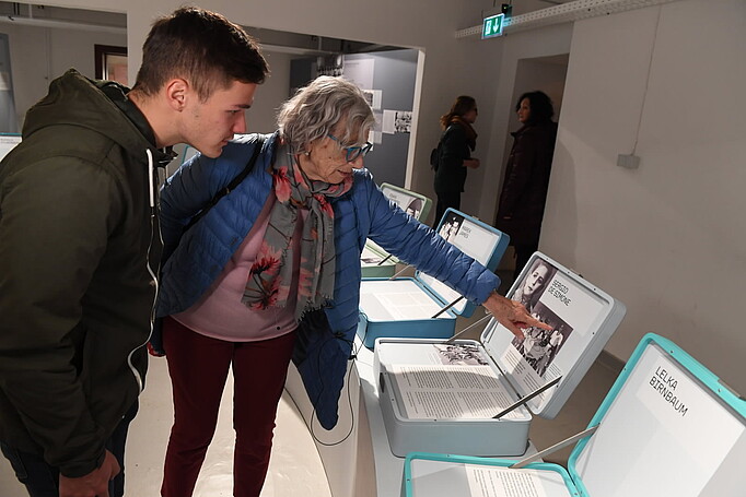Andra Bucci zeigt auf ein Foto von sich und ihrem Cousin Sergio in der Ausstellung am Bullenhuser Damm
