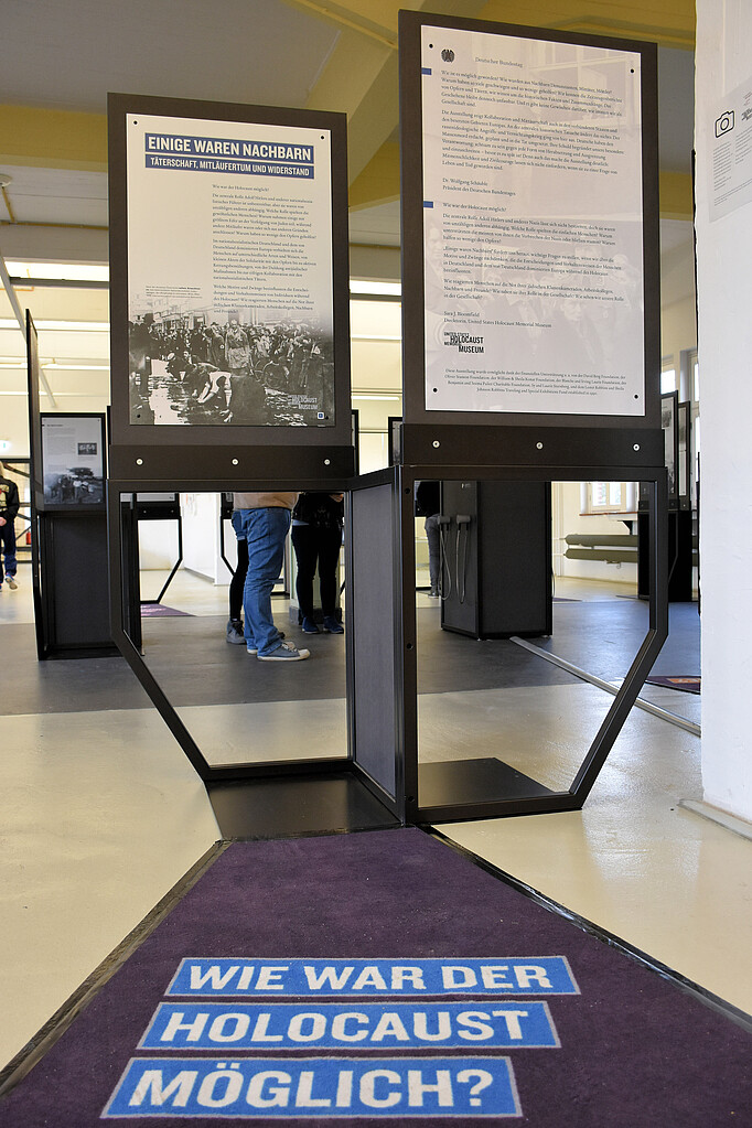 Foto der ersten beiden Tafeln der Ausstellung "Einige waren Nachbarn" in der KZ-Gedenkstätte Neuengamme