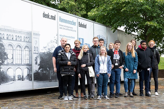 A groups of people standing in front of the exhibition "denk.mal Hannoverscher Bahnhof"