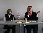Foto von Marianne Wilke und Ulrike Jensen während des Zeitzeugengesprächs