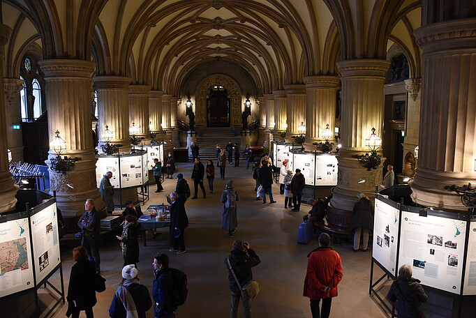 Blick auf die Ausstellung im Foyer des Hamburger Rathauses