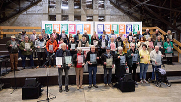 Présentation des affiches par les proches dans l'ancienne briqueterie historique du mémorial du camp de concentration de Neuengamme 