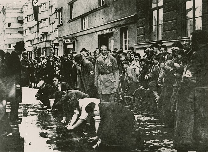 Foto von Juden, die gezwungen werden, den Bürgersteig zu schrubben