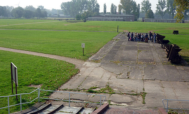 Accompagnement de groupes Tot einer Führung über das Gelände der Gedenkstätte zu Orten ehemaliger Arbeitskommandos. Foto: KZ-Gedenkstätte Neuengamme, 2011.