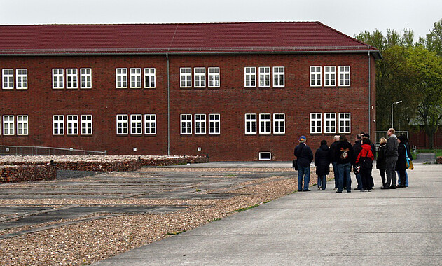 Einzelbesucher Führungen Foto von einer thematischen Führungen durch die Gedenkstätte. Foto: KZ-Gedenkstätte Neuengamme, 2011.