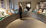 Foto des Ausstellungsraums mit den Biografien der Kinder in der Gedenkstätte Bullenhuser Damm. Foto: KZ-Gedenkstätte Neuengamme, 2012.