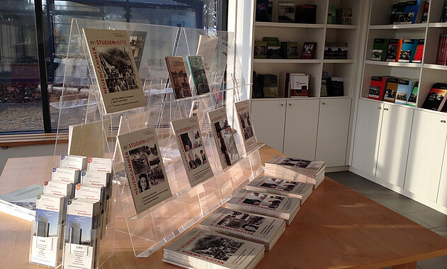 Shop Foto vom Blick in den Shop im Service-Point der Gedenkstätte. Foto: KZ-Gedenkstätte Neuengamme, 2014.