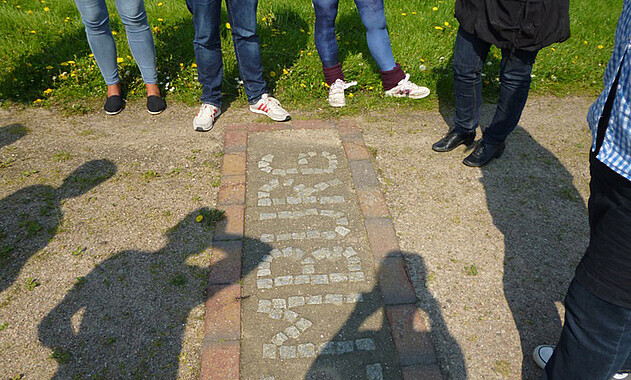 Führungen Foto einer Führung über das Gelände der Gedenkstätte. Foto: KZ-Gedenkstätte Neuengamme, 2014.