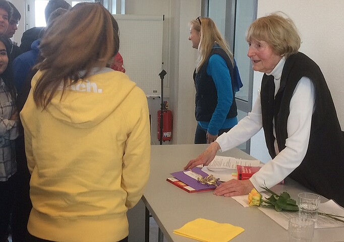 Marianne Wilke im Gespräch mit Schülerinnen