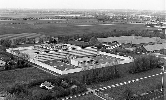 Bild vom Blick auf das 1969 errichtete zweite Gefängnis vor dem historischen Klinkerwerk. Im Vordergrund das ehemalige Kommandantenhaus.