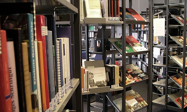 Bibliothèque Blick in die Bibliothek, Foto: KZ-Gedenkstätte Neuengamme, 2006.