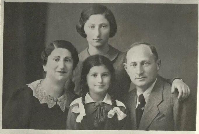 Schwarzweißes Familienfoto mit Vater, Mutter und dazwischen zwei Töchtern