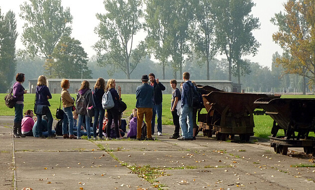 Foto: Ein Projekt führt über das gesamte Gelände der Gedenkstätte . Foto: KZ-Gedenkstätte Neuengamme, 2011.
