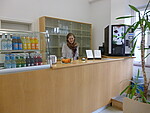 Maike Claussen (Fachkraft für Arbeits-und Berufsförderung) in der Cafeteria