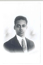 Waldemar Nods, geb. 1908 in der niederländischen Kolonie Surinam, kam 1944 ins KZ Neuengamme, weil seine Frau und er in ihrer niederländischen Pension jüdische Flüchtlinge versteckt hatten. Er starb Anfang Mai 1945 vor der Befreiung. ANg F 2005-2894