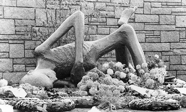 Gedenkstätte Bild des Internationalen Mahnmals in der KZ-Gedenkstätte Neuengamme. Die Skulptur "Le Deporté" von Françoise Salmon, Foto: Egon Holzmann, 1965.