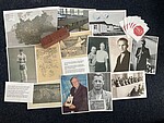 Fotos (meist schwarzweiß) und Gegenstände liegen ausgebreitet.