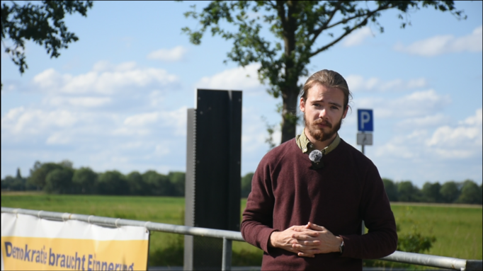 Gabriel Rogers steht vor der KZ-Gedenkstätte Neuengamme