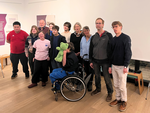 Personen stehen zu einem Gruppenbild versammelt im Geschichtsort Stadthaus.