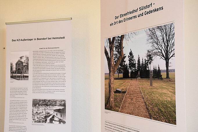 Foto von zwei Ausstellungstafeln der Sonderausstellung