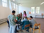 Personen in einem Stuhlkreis, die sich angeregt unterhalten