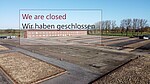Luftaufnahme der KZ-Gedenkstätte Neuengamme mit den Hinweis, dass ab dem 14. März 2020 die Gedenkstätten der Stiftung Hamburger Gedenkstätten geschlossen haben