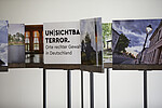 Fotos auf Stäben der Ausstellung Unsichtbarer Terror