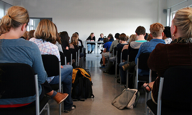Foto vom Zeitzeugengespräch im Studienzentrum. Foto: KZ-Gedenkstätte Neuengamme, 2011.