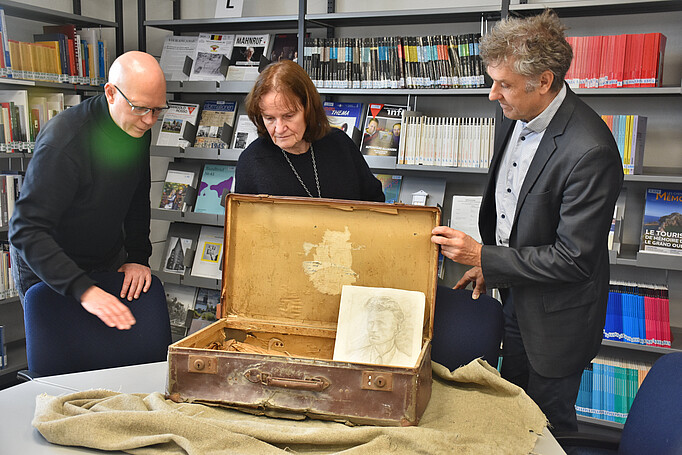 Dr. Karsten Uhl, Dr. Martine Letterie und Prof. Dr. Oliver von Wrochem bei der Übergabe des Koffers