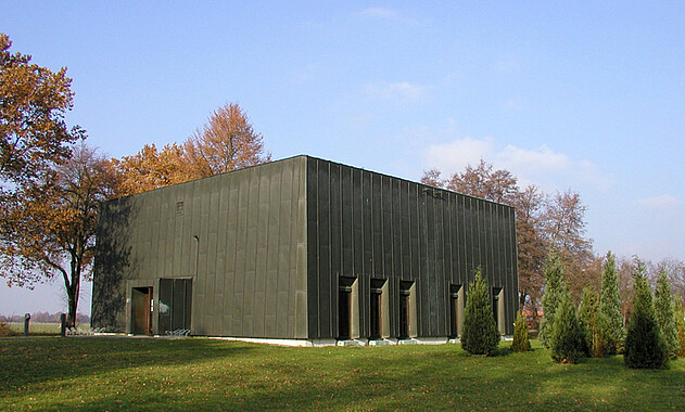 Maison du recueillement Foto des ehemaligen „Dokumentenhauses“. Heute ist es das „Haus des Gedenkens“. Foto: KZ-Gedenkstätte Neuengamme, 2006. (ANg 2014-467)