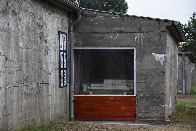 Foto der neuen Ausstellung am ehemaligen Bunker der SS