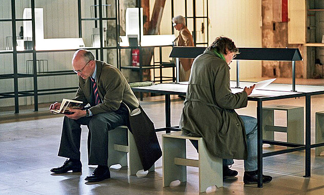 Foto von BesucherInnen in der Ausstellung zur Lager-SS. Foto: Michael Kottmeier, 2005.